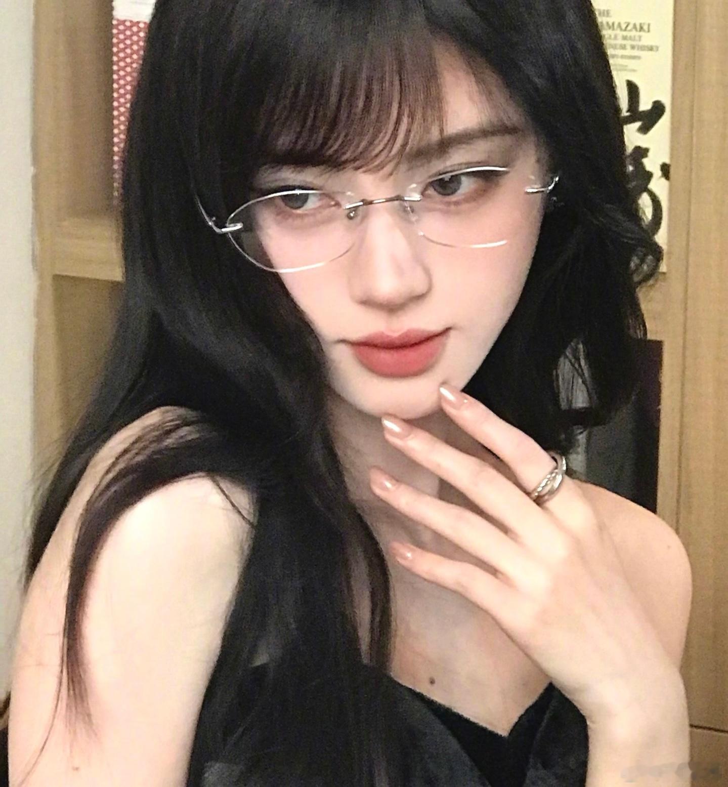新头像火速用起来，我好喜欢这张，完全智性恋妈咪[笑而不语] ​​​