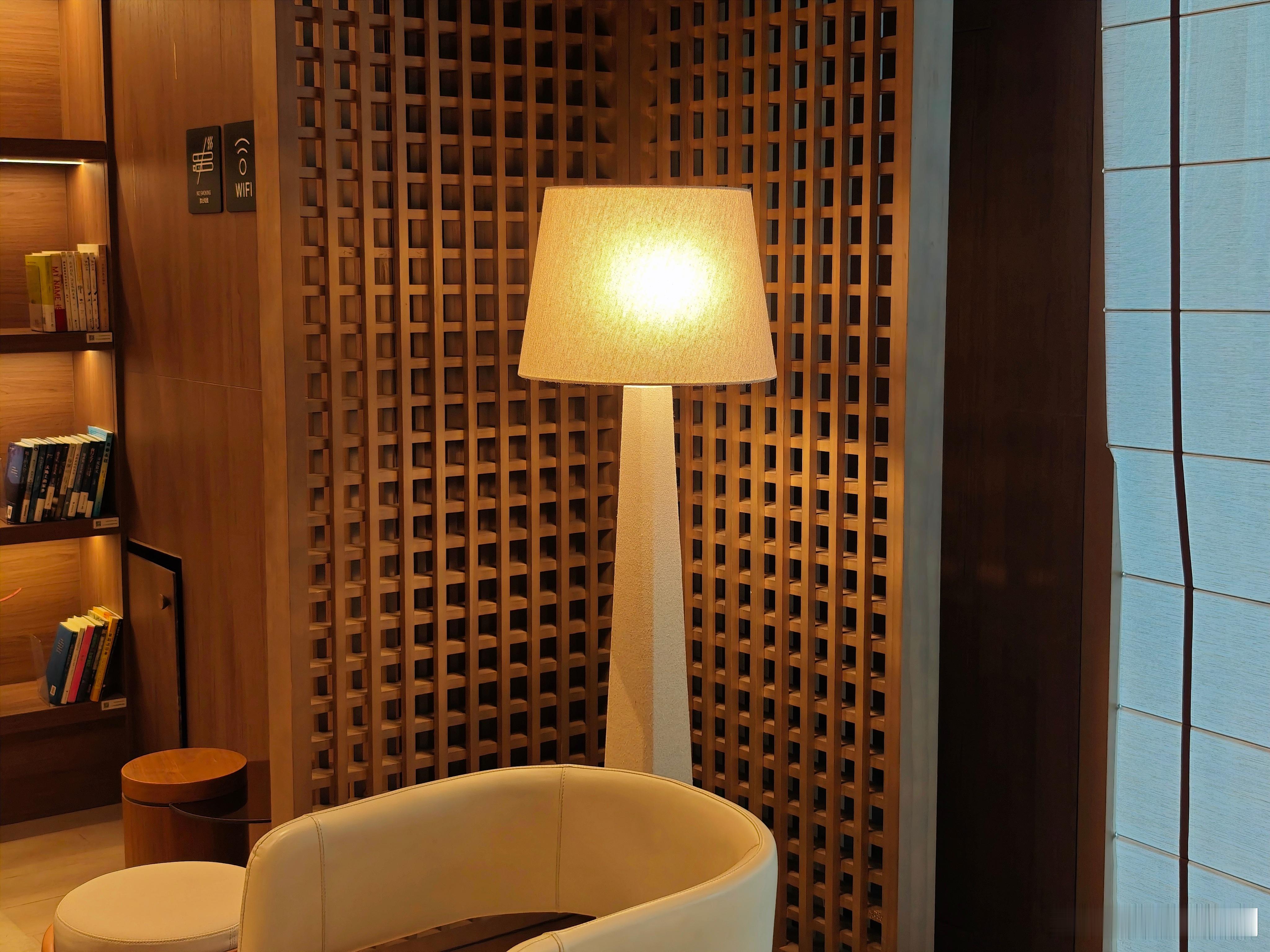 这家酒店，收拾的干干净净。阅览室书很多，布置的也很温馨，很不错。 石家庄