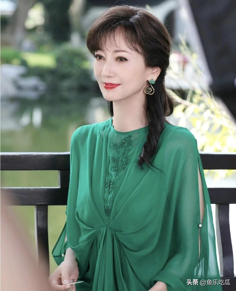 赵雅芝无论处于哪个年龄段，都尽显优雅与美丽。我对她十分喜爱，打心底觉得她永远是最