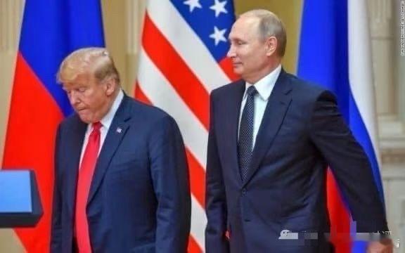 据说这是特朗普首次访莫斯科从秃子的办公室里出来后瞬间的表情，记者记录了这一瞬间，