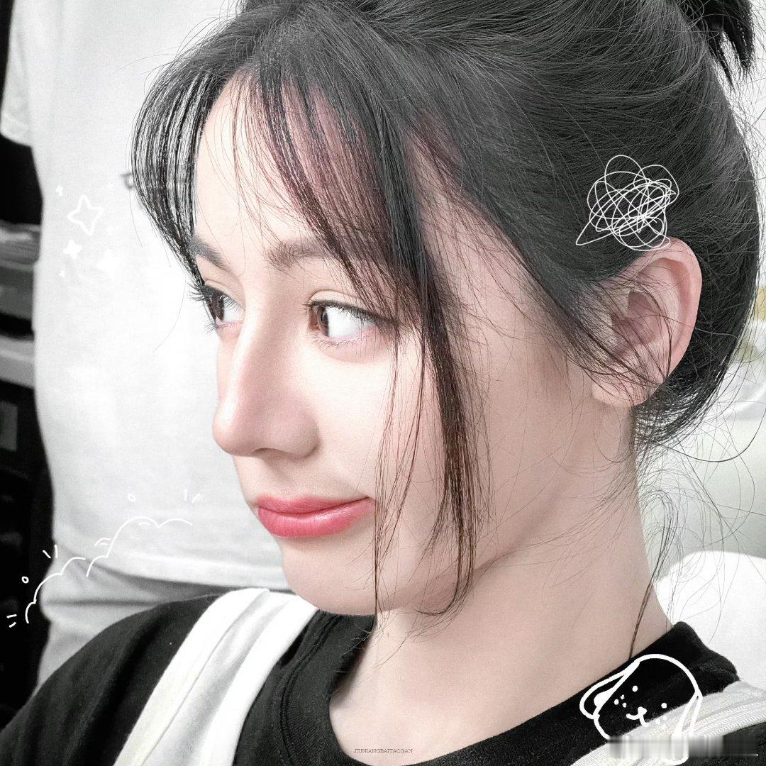 迪丽热巴说周星驰会亲自试做动作相互欣赏，俩个人都是极好的人 