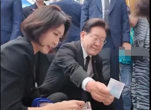 李在明夫妇逛地摊买东西，小钱都是总统先生抢着付账！

韩国总统李在明与夫人金惠景