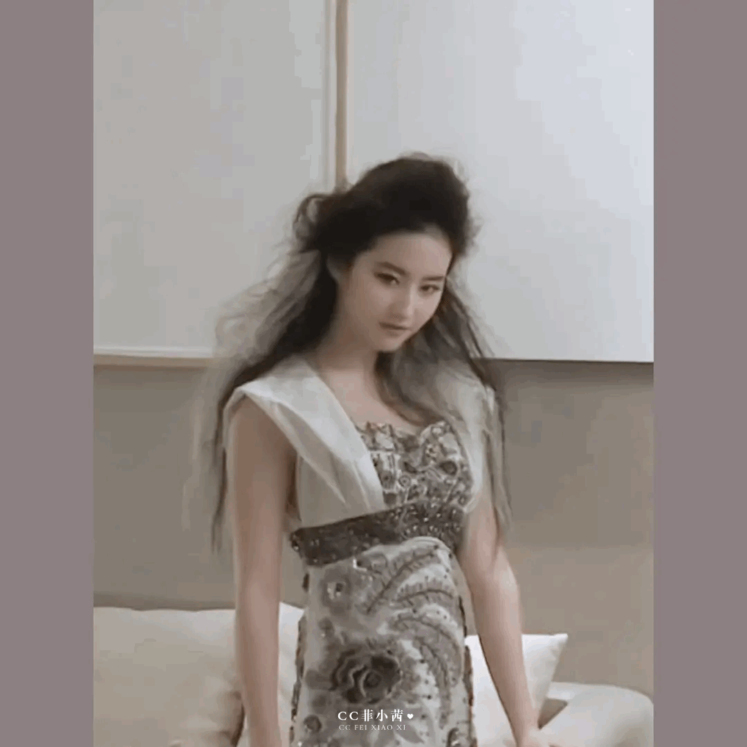 刘亦菲就算是金毛狮王的造型，也完全掩盖不了他的美貌，真的很好的诠释了脸在江山在[
