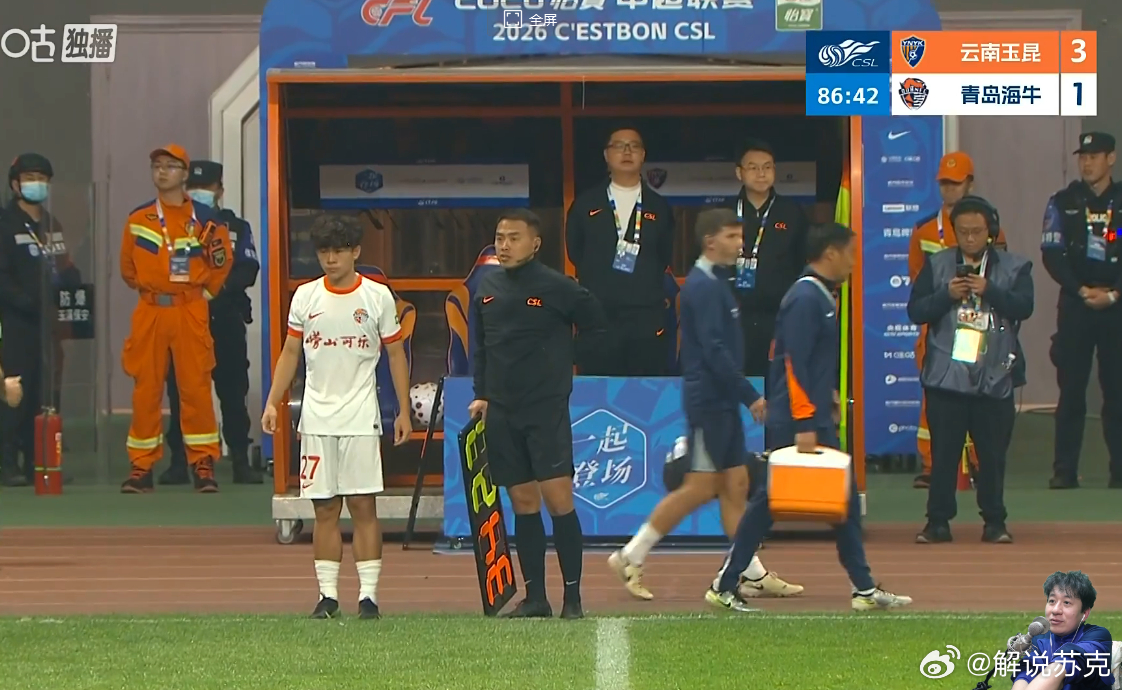 哎呀 想当年的秃小子，现在都踢了中超了！！！哈哈，加油吧，少年 