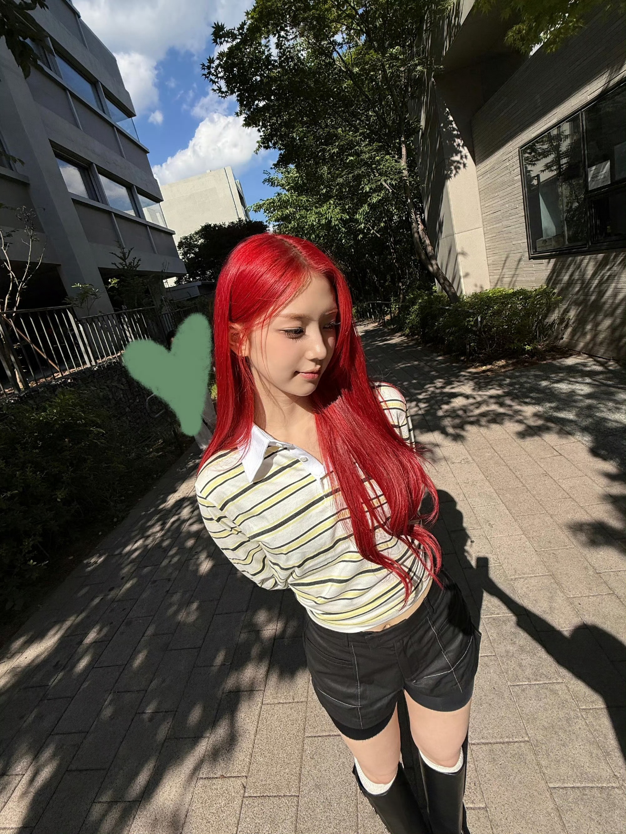 新女团UNCHILD成员朴睿恩又一组红发生活照，特别适合吧，不愧是门面