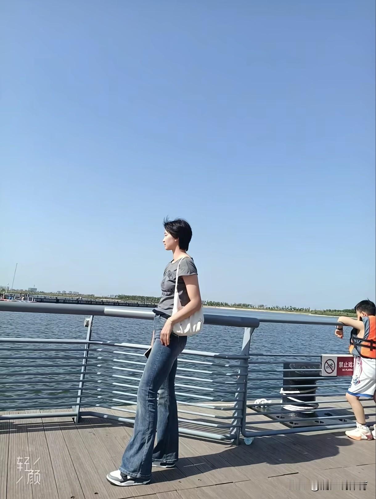 天津女排引入的铁力一中队长路晶看着确实不矮，资料身高是1米87，她的发球、进攻颇