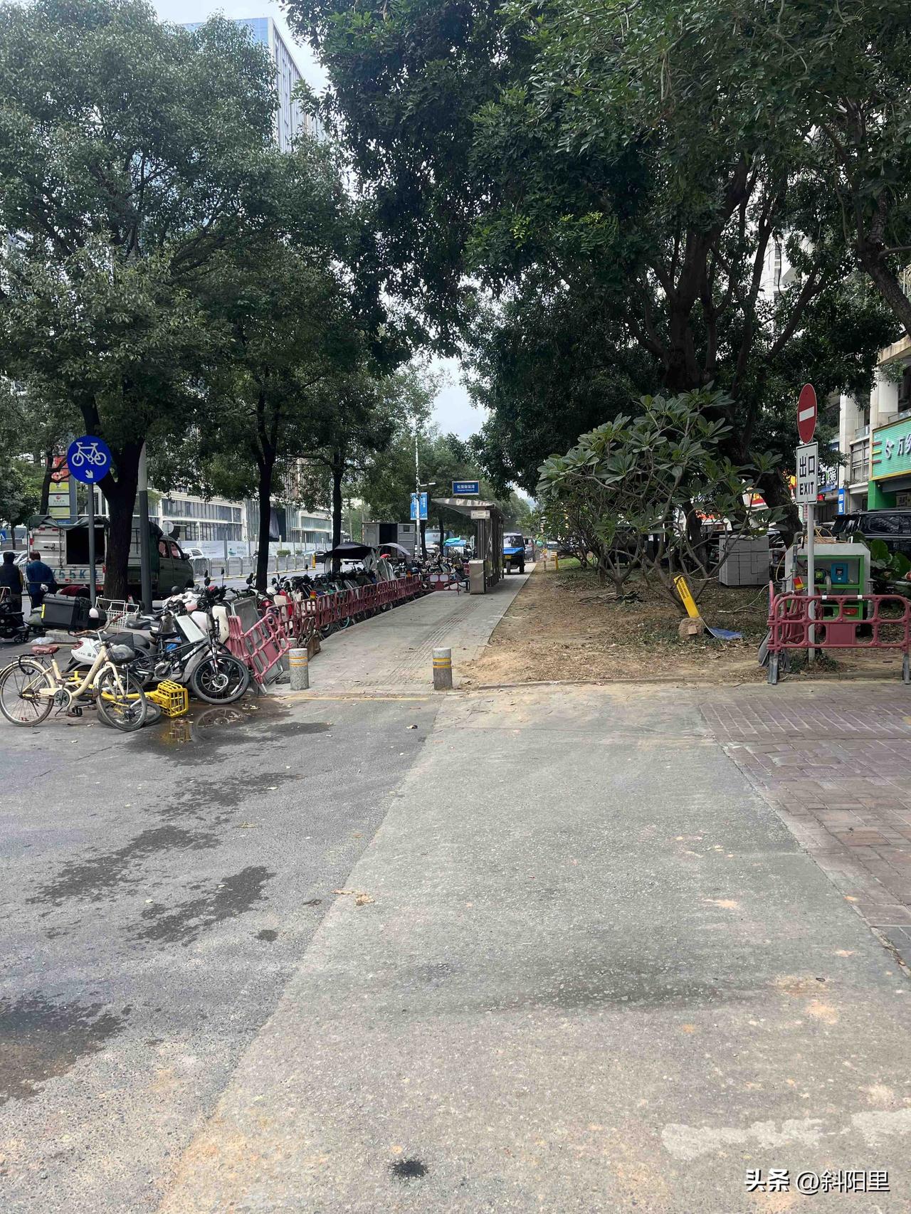 深圳电动车骑行难，停车更难，早晚高峰期一过，路上停的全是电动车，行人都没法通过。