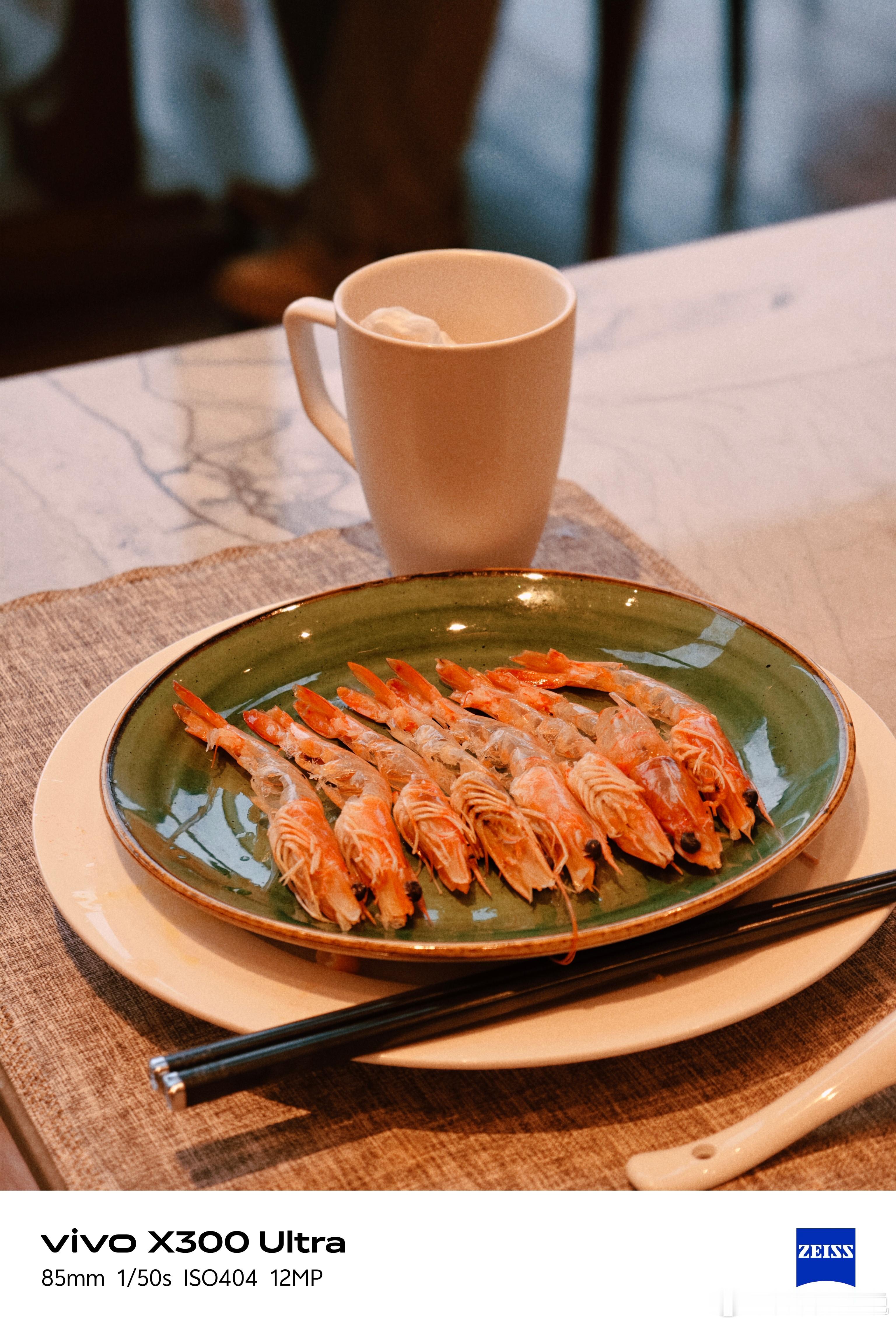 旁边这哥们真讲究人西装革履吃虾这这么专业应该挺厉害的