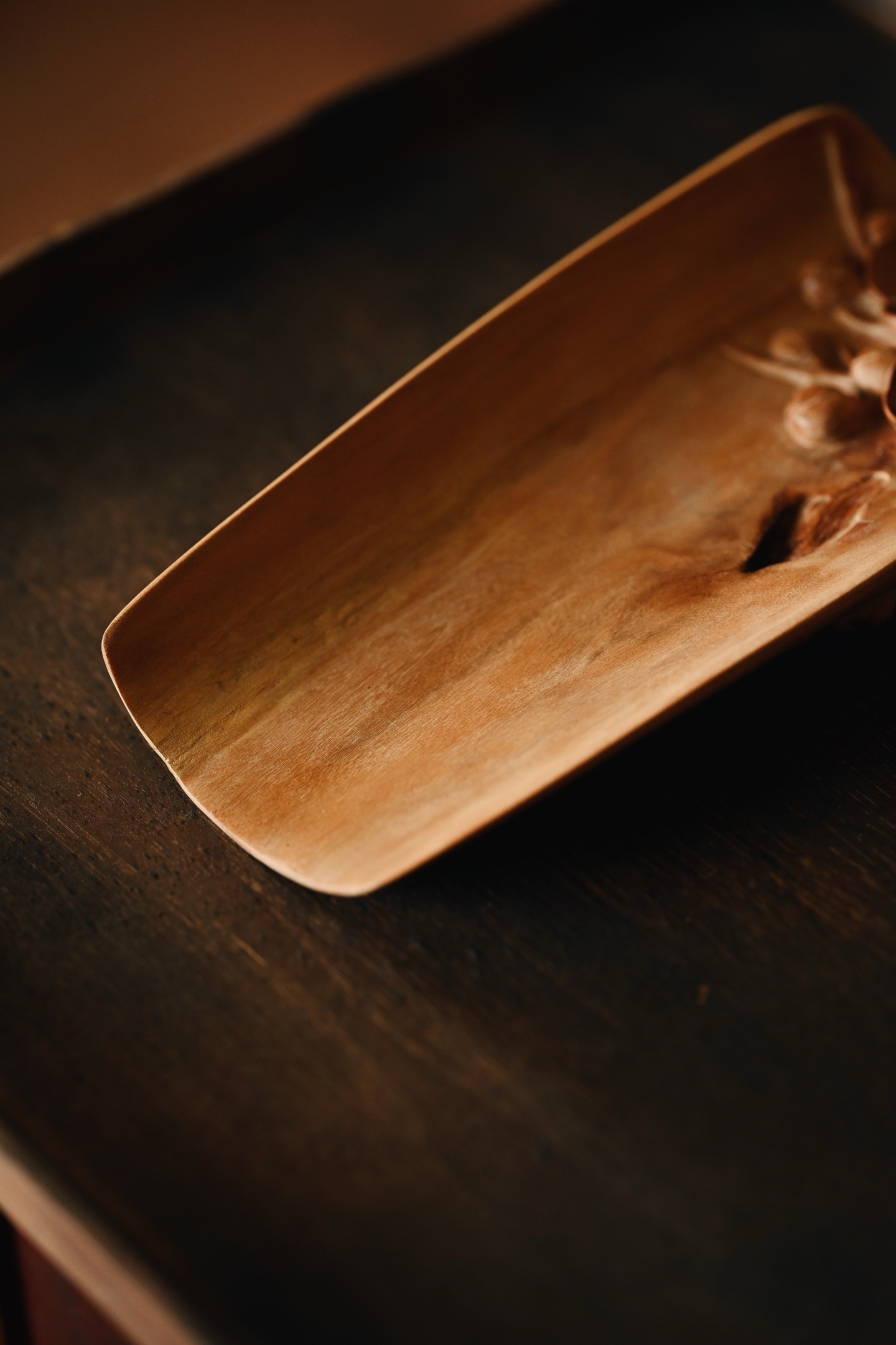 老山檀 | 寒梅 茶则随形而制，雕琢寒梅一枝，花开两朵，瓣瓣分明，枝桠舒展，花苞