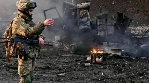 红军城被围困，乌军突围无望，形势非常严峻。截至2025年11月13日，俄军开始对