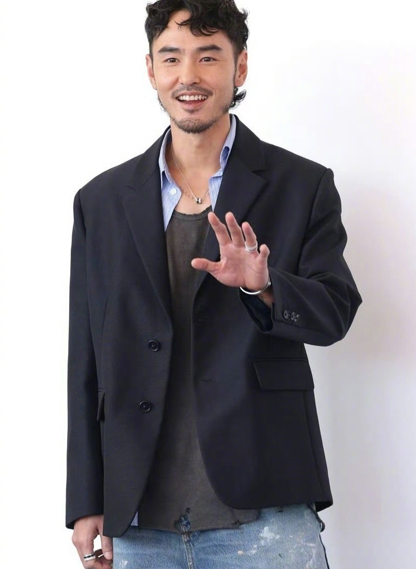 阮经天亮相威尼斯电影节阮经天亮相新片《狂忘警探》威尼斯电影节发布会+首映红毯，该