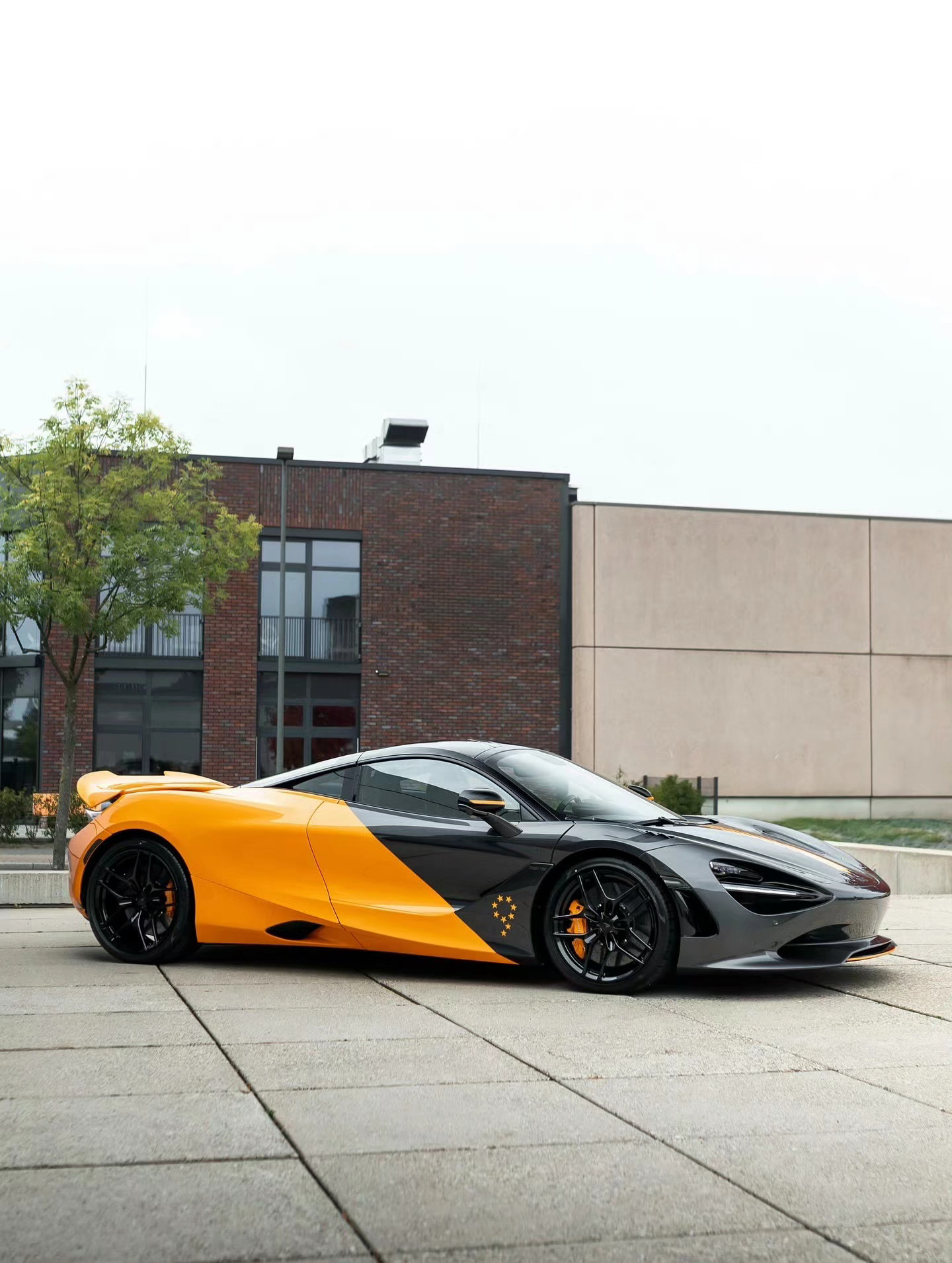 迈凯伦750S的黄黑配色车身确实好看，黄是锋芒毕露，黑是深藏不露，这车真的帅到动