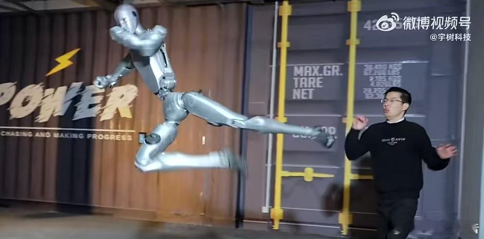 宇树发布人形机器人H2训练视频1月4日，宇树科技官方发布2025年推出的人形机器