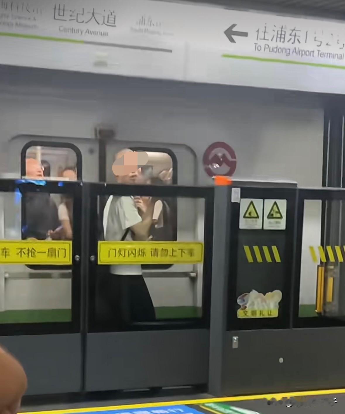 人才啊，这究竟是怎么卡进去的？？？
上海地铁4号线内一男子上地铁时把自己夹在了安