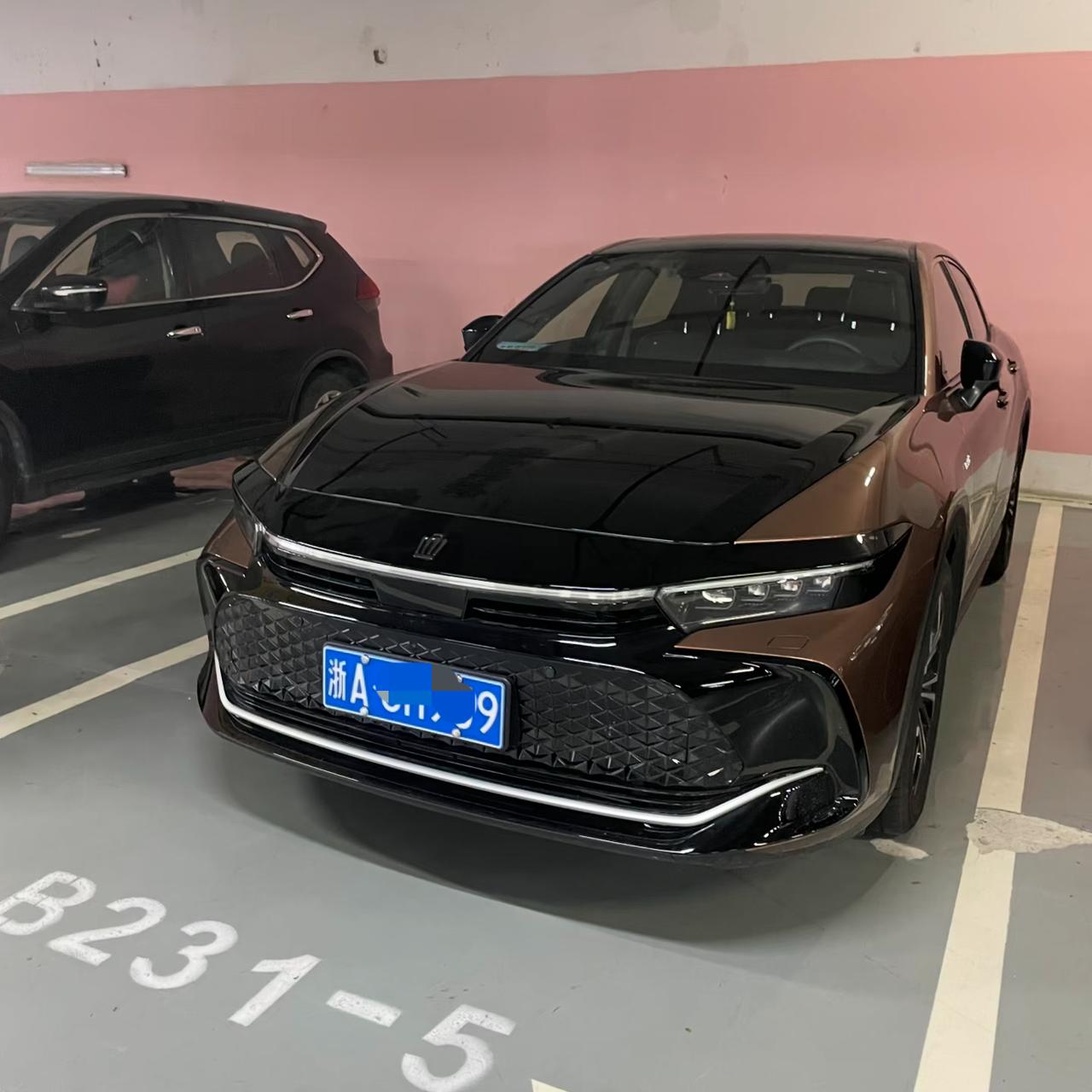 皇冠SportCross算是想找回皇冠昔日光环的一台车，到店看到实车轿跑造型确实