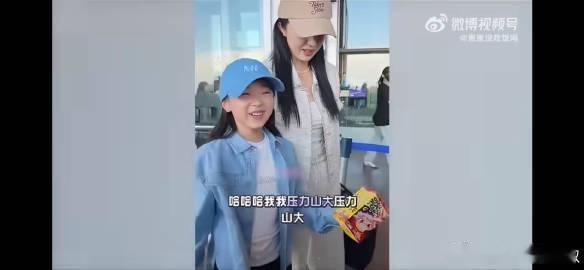 董璇让粉丝不要总是给小酒窝买盲盒了近日，董璇带女儿小酒窝现身机场时的一段互动引发