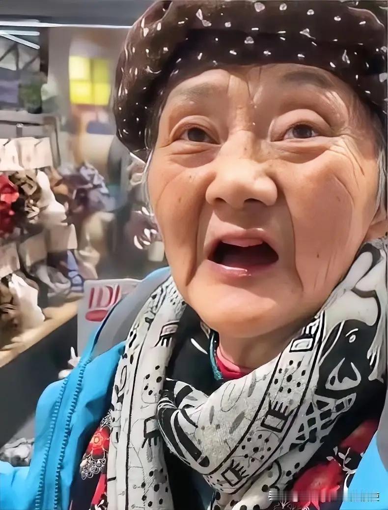 五一带妈出游，一根头绳藏满温柔孝心

看哭了！五一假期，男子带着自己的妈妈去旅游