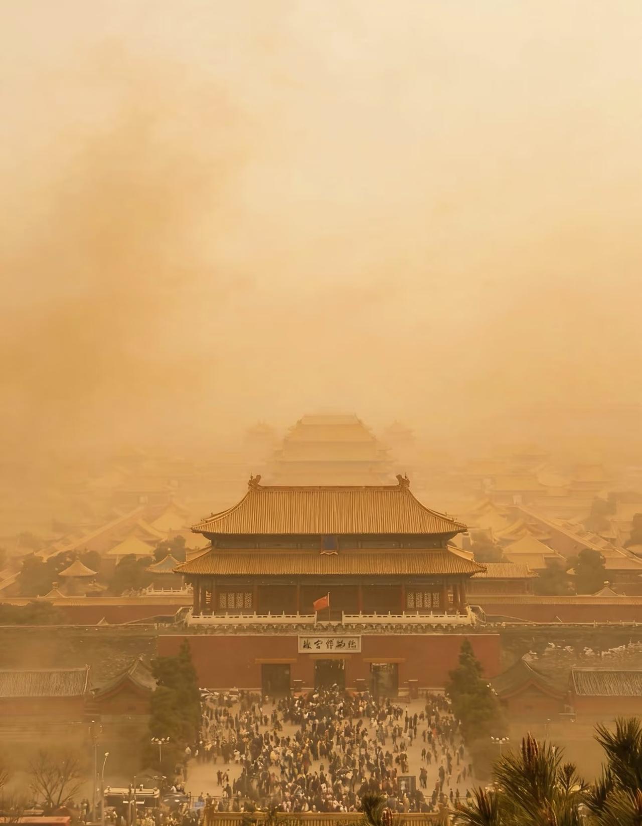沙尘暴来袭，却意外解锁了故宫的另一种美！2月21日，当沙尘笼罩故宫，本以为会是一