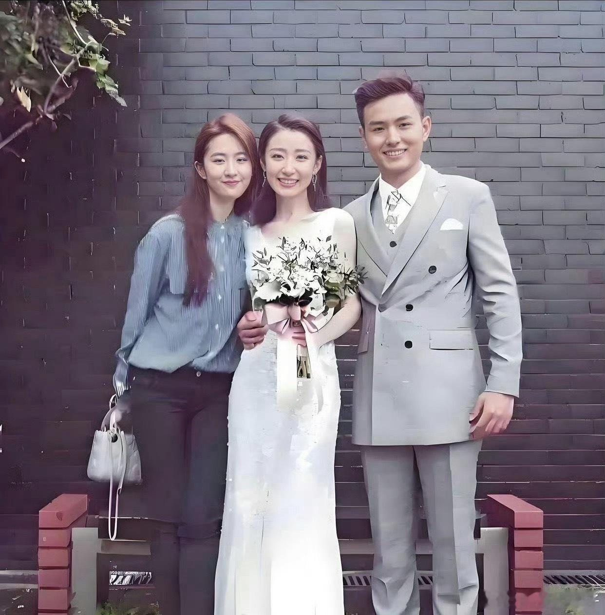 细节见人品，去参加婚礼的刘亦菲，也不会抢新娘风头 