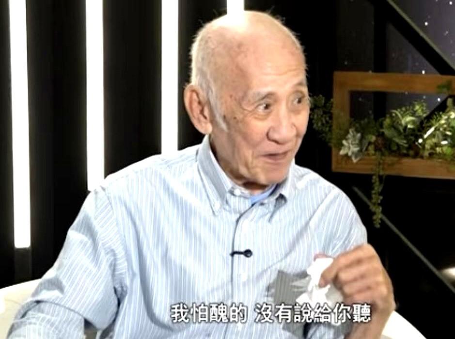 80岁，老伴走了，大儿子断了关系，他就当人家姑娘看上他了。

李家鼎公开承认，身