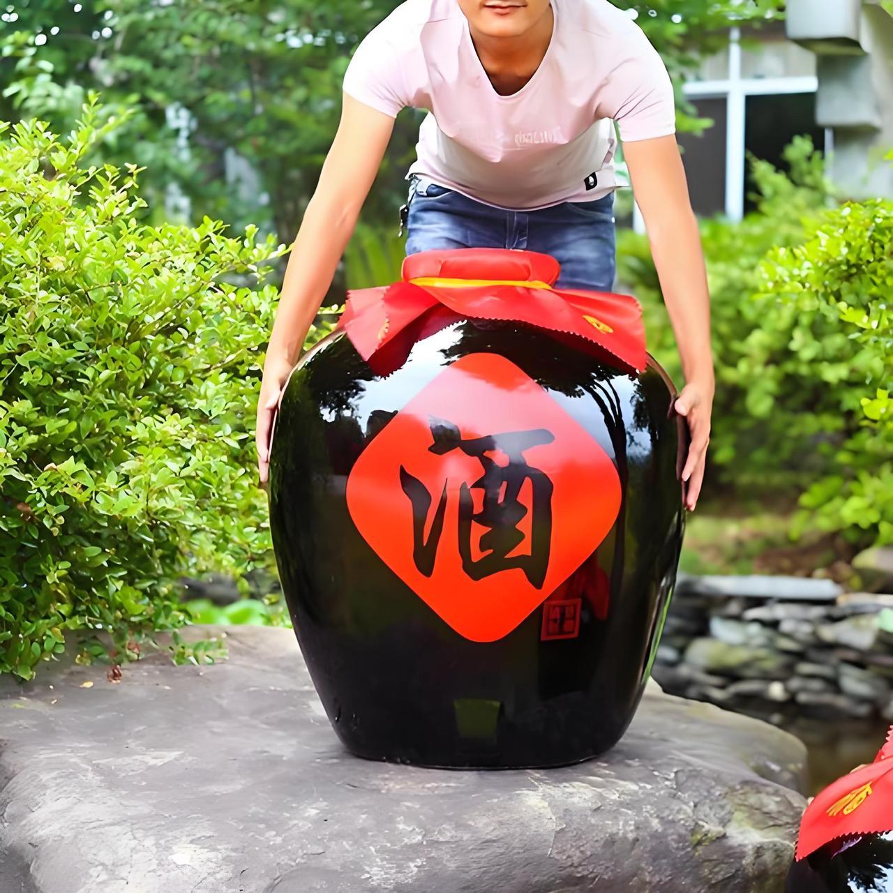 《酒》.赞
青年人的“忘情水”，中年人的“兴奋剂”，老年人的“忘忧水”。
注：禁