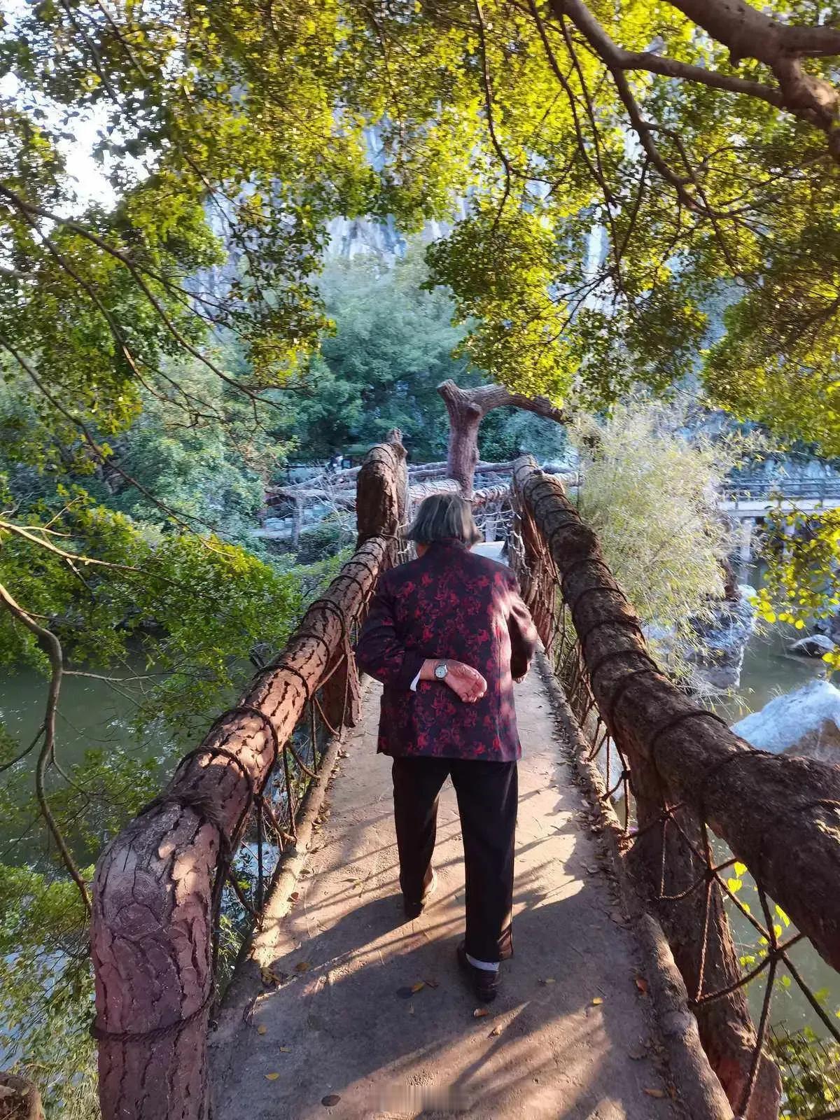 奶奶说“亲戚再好，各管各饱，姐妹再好，吃亏就吵，兄弟再好，借钱就恼，朋友再好，穷