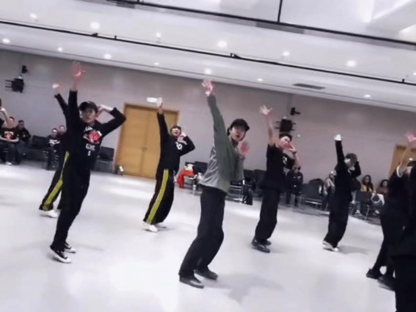 有点好奇，为啥人家明星戴帽子再大的动作幅度帽子都不会掉呢？