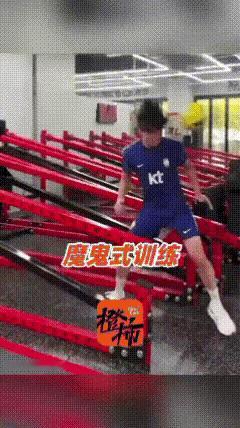 韩国足球在亚洲趋于领先水平，有很多的球星在欧洲踢球，这位韩国足球运动员在健身房训