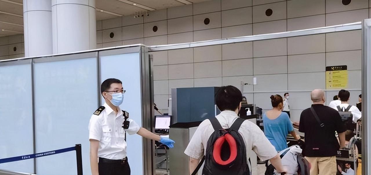 印度男子空身闯广州机场想白吃白住，遣返钱不用国人买单。


见过穷游的，真没见过