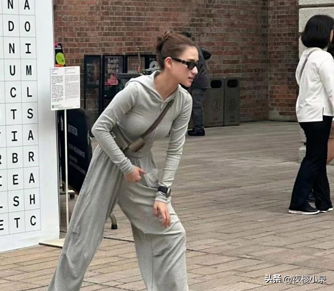 网友在香港中环偶遇何超莲，她个子矮小，但身材比例真好，五官好精致，在人群里挺出众