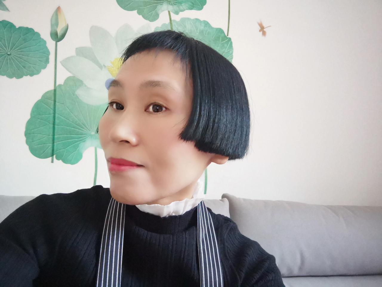 她说你这次头发又剪短了呢！
古语说的好：贵人不顶重发。
俗话说得好：头发长见识短