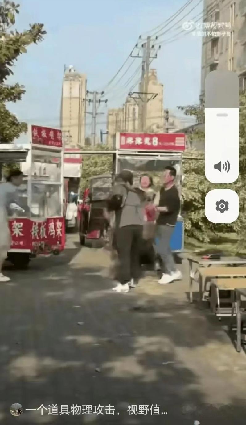 摊位上泼辣椒油，男人被套内裤，围观的人没一个上前拉架。

这事不是第一次见，也不