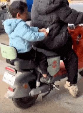 小朋友这么玩的话，回家就要吃竹笋炒肉了哦！