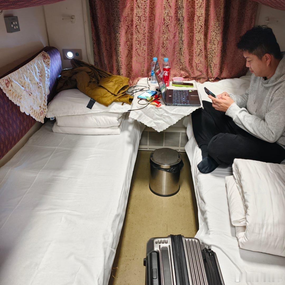 日子过不下去了都沦落到做绿皮火车出门了杭州到武汉为了省一晚上酒店 为了不早起睡一