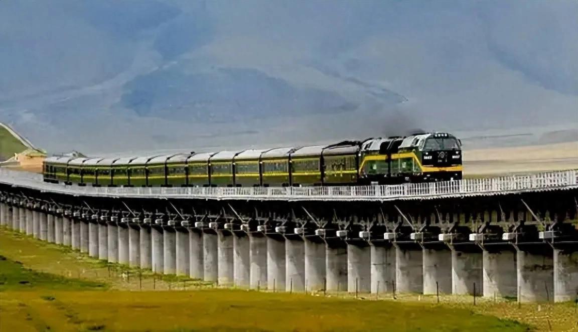 为什么进藏的火车，到了格尔木后就要换美国火车头？
 
青藏铁路通车初期，一个耐人