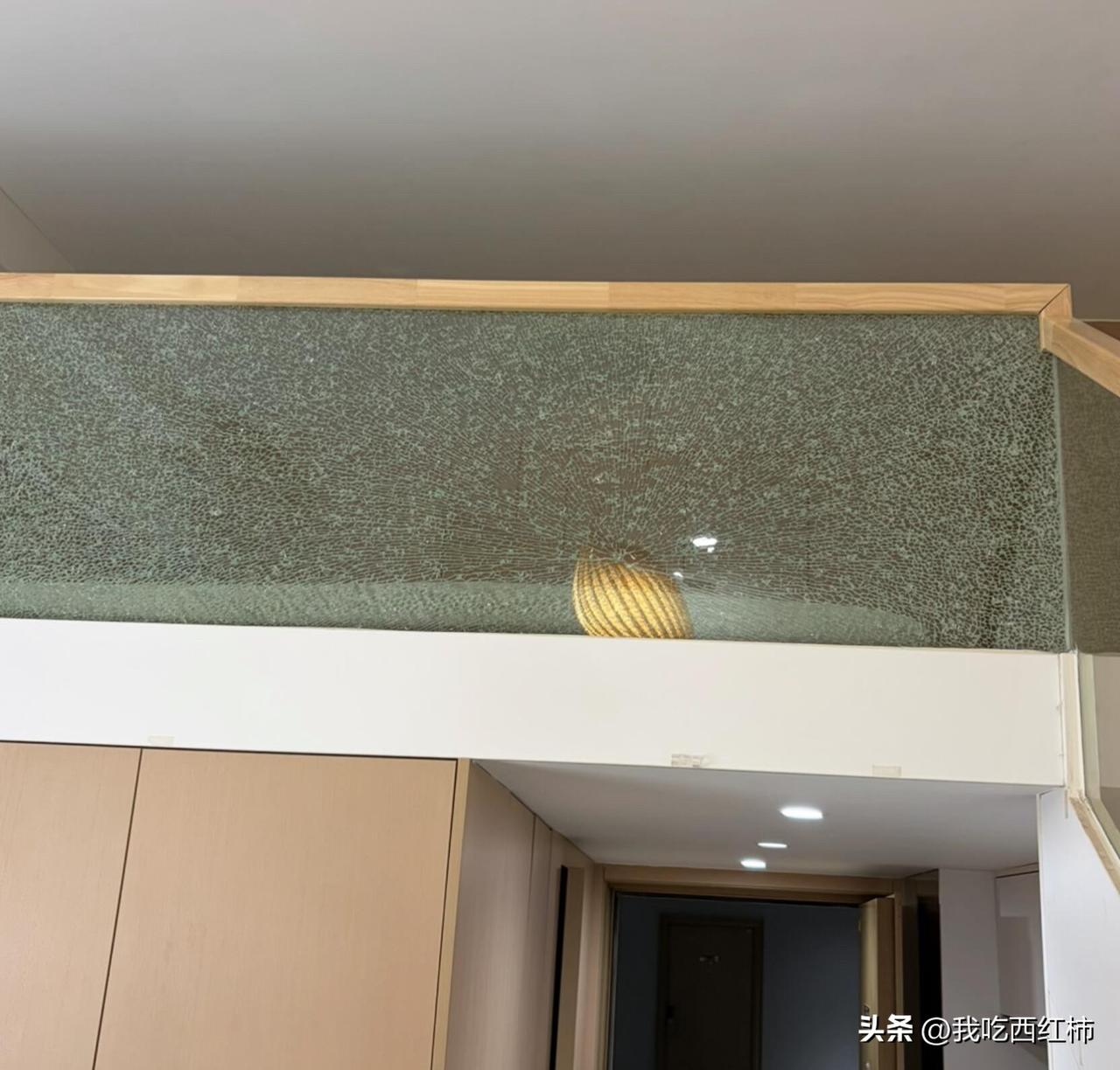 求助，还没住进来玻璃破了，房东说是我弄的
晚上搬家进来，发现一楼的椅子上有玻璃渣