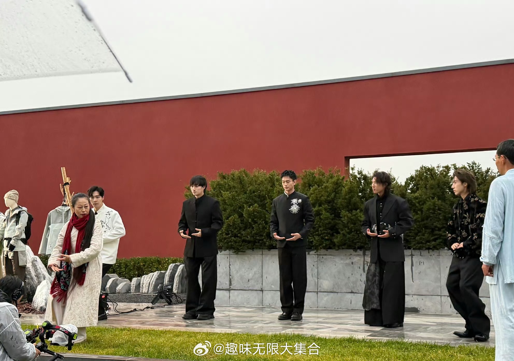 黄曦彦八段锦一抬手味就对了黄曦彦不亏是练家子，一招一式都有认真在学，被黄曦彦打八