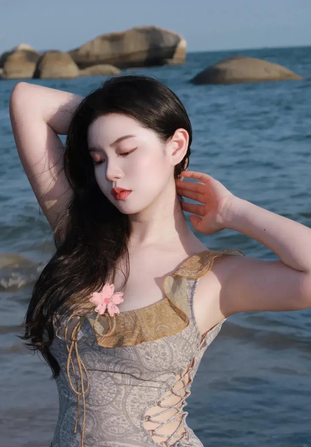 每次去海边拍照，都希望镜头里不只有风景，
还有轻轻拂过的海风、淡淡的阳光味道。