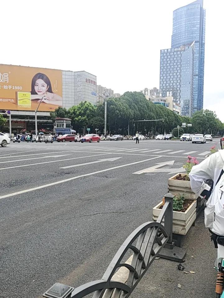 上班路上那叫一个堵，尤其是上下班高峰期，车水马龙人挤人。就像川西返程高峰时的高速