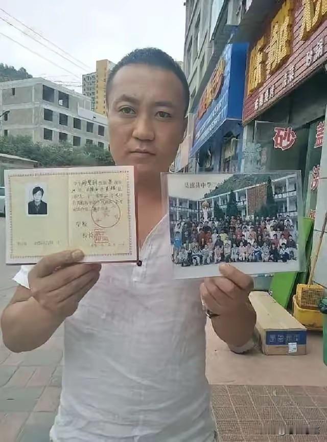 父母的偏心才是兄弟反目成仇的罪魁祸首！
首先，弟弟从小被送养(或寄养)，哥哥留在