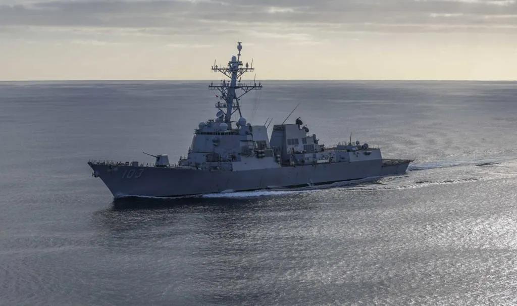 美国海军伯克级驱逐舰“特拉克斯顿”号（DDG-103）与供应级快速战斗支援舰“供