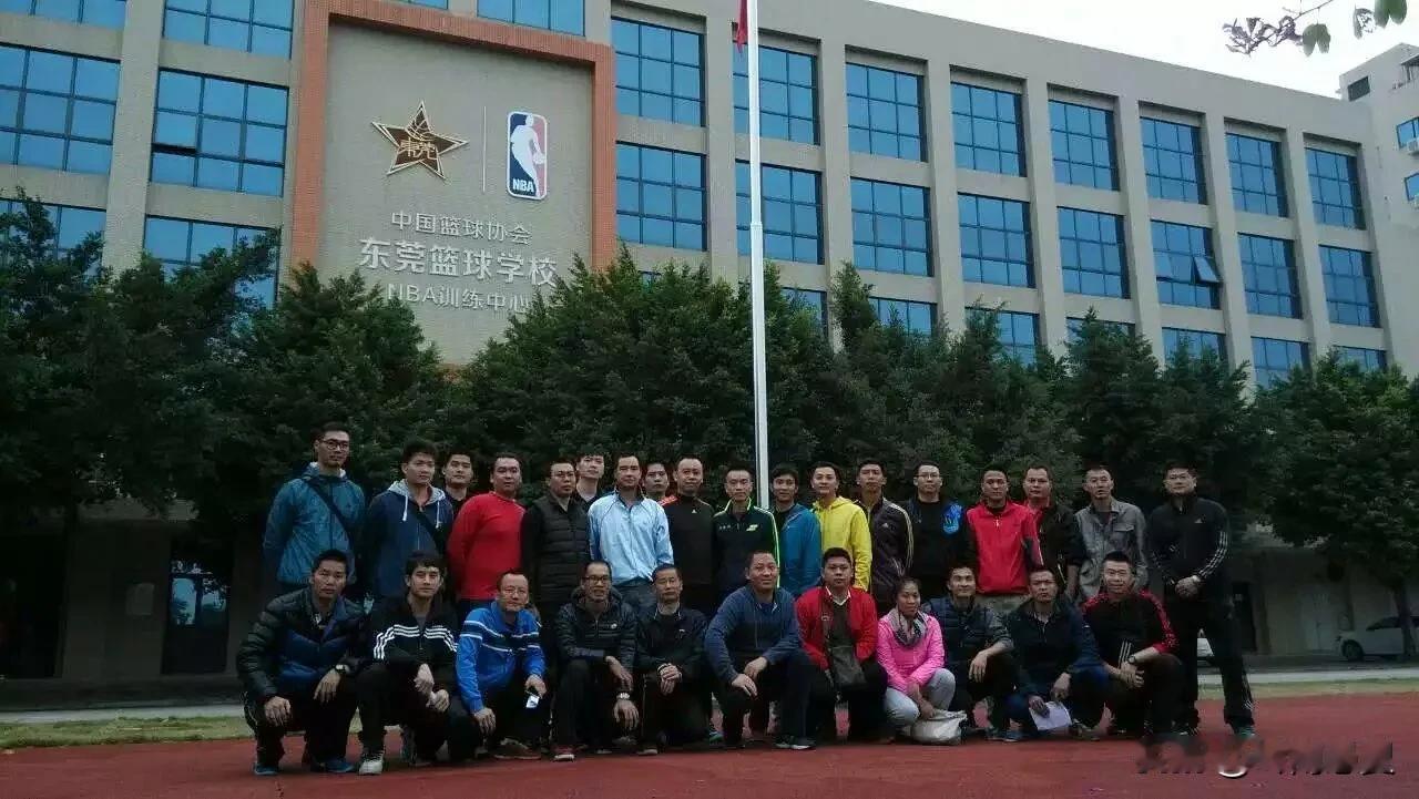 广东篮球是靠拼多多还是靠深厚的篮球底蕴？
来广东看看吧！
要么来东莞看看也可以。