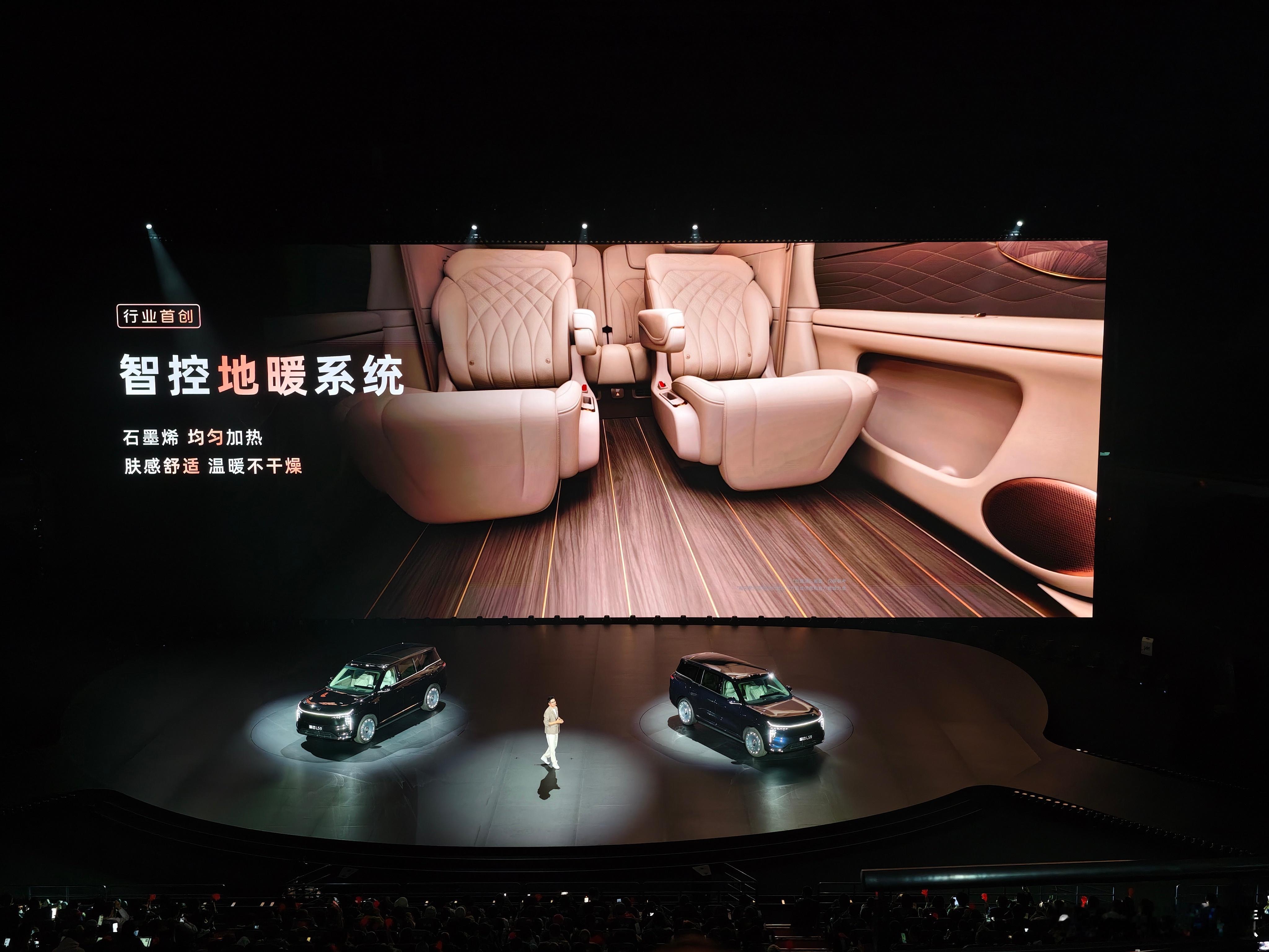 不儿？车上都能带地暖了？？？？真把车当家来装了还有这个～敲两下后备箱自己打开，像