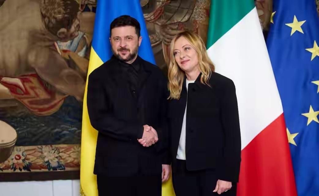 12月9日，意大利女总理梅洛尼在罗马官邸欢迎来访的乌克兰总统泽连斯基。
梅洛尼穿