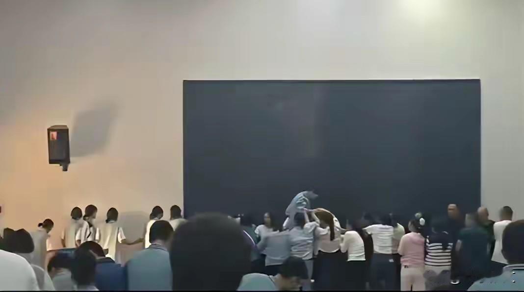“家长们跪成一排，学生蒙眼背上踩过”，“有女生摘开眼罩，发现跪地的是自己父母，当