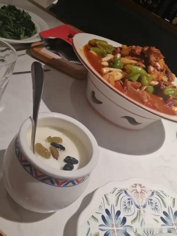 大盘鸡店嘲讽差评学生学历低 甘肃兰州这大盘鸡店可真是“作妖”到极致了！有高校学生