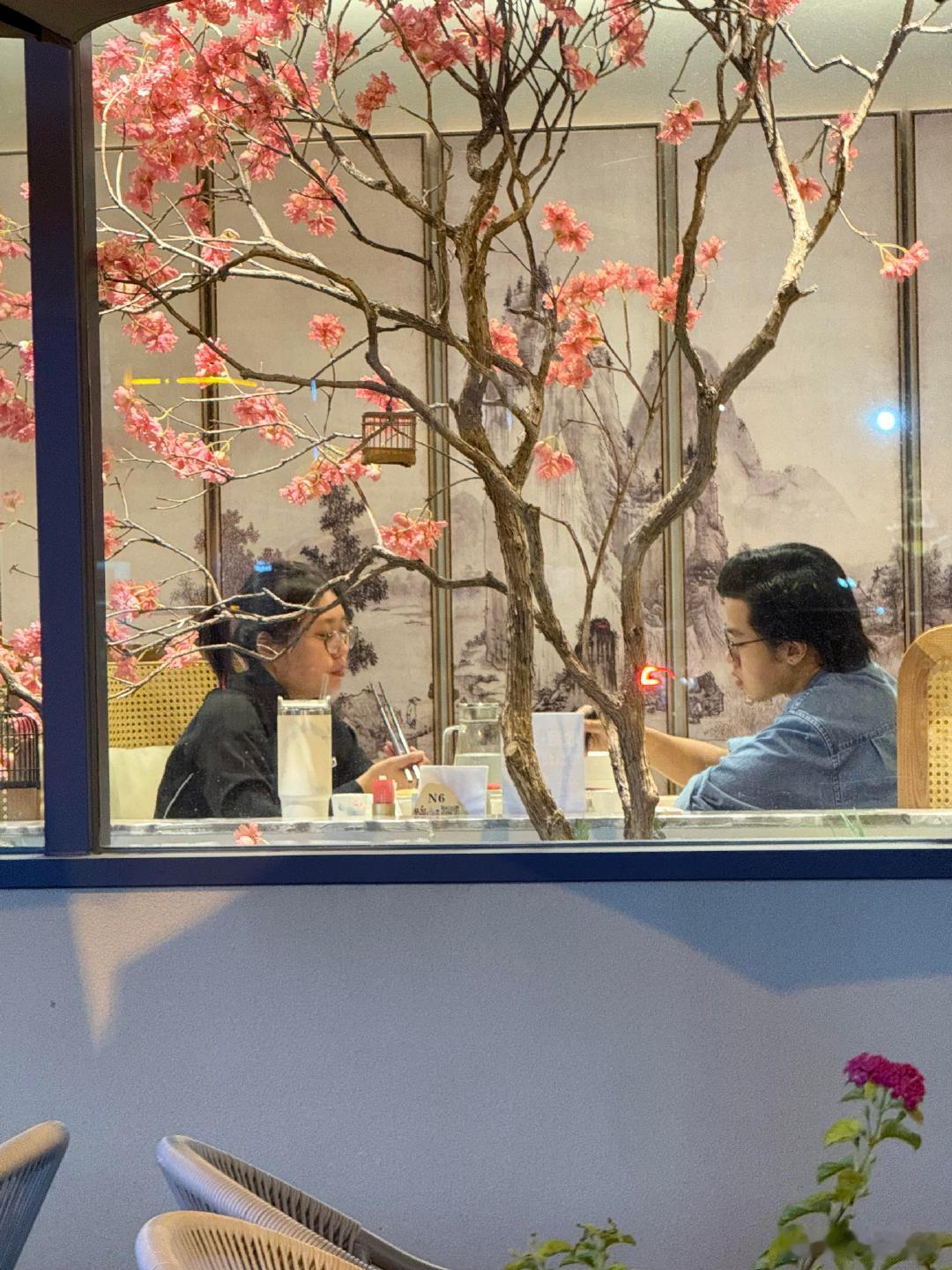 偶遇李雪琴和男友吃饭网友北京偶遇李雪琴与男友王一通吃饭，雪琴一定要给我幸福哦。偶
