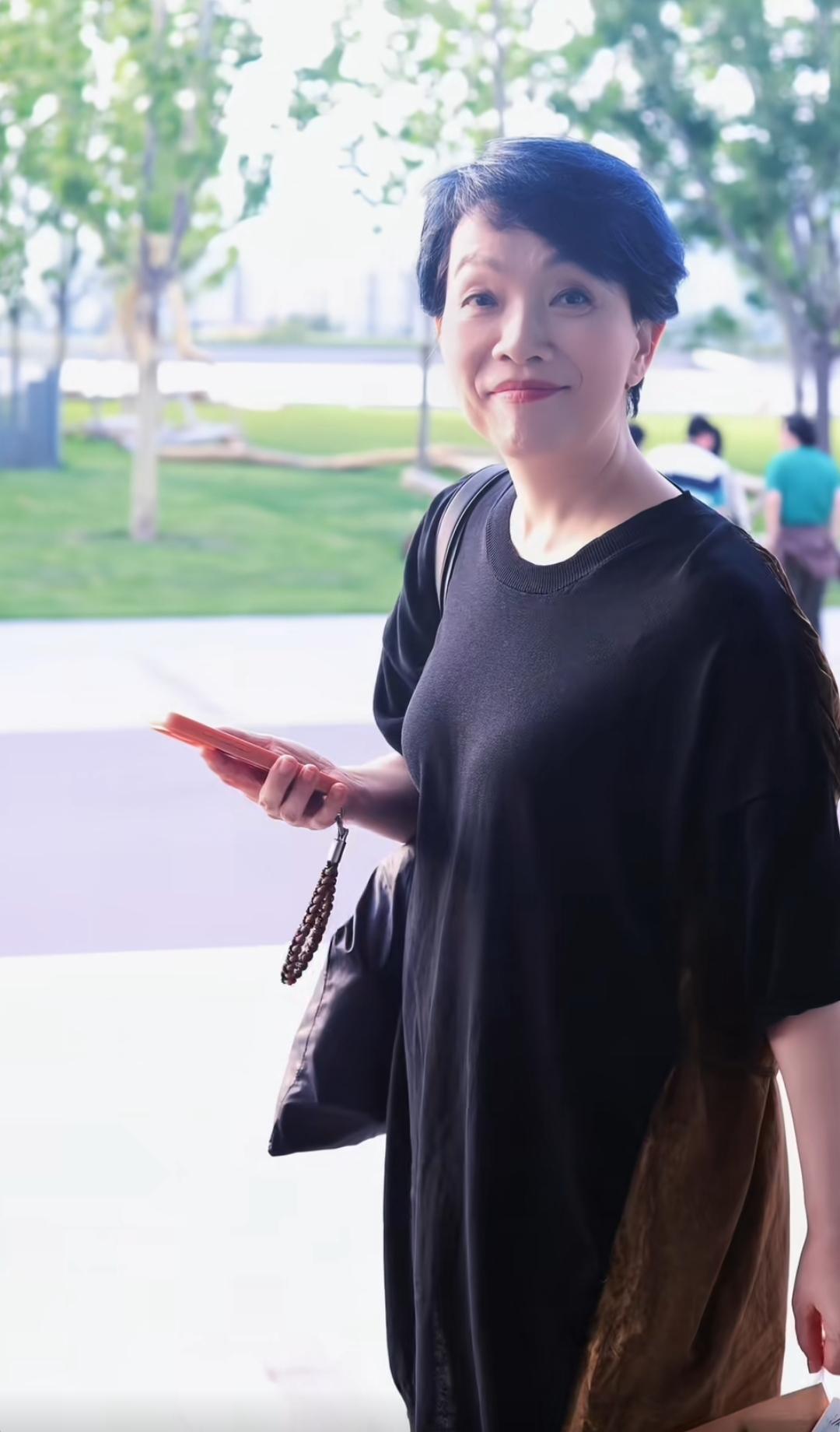 笑看红尘事，悠然步绿阴。偶遇大姐，看着很面熟，哪位演员来？很久没见了，真想不起来