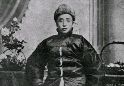 [微风]1891年，16岁的张作霖落难乞讨，孙寡妇看中了他，解开衣扣，掏出一块腰