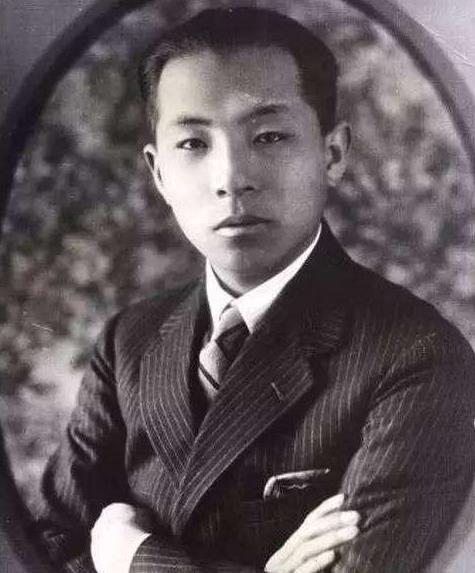 晚年的张学良有一次跟人聊起第二次直奉战争的事，话题不知道怎么一拐，拐到了他跟吴佩